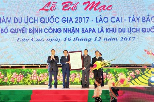  Đồng chí Nguyễn Văn Bình (ngoài cùng bên trái), Ủy viên Bộ Chính trị, Bí thư Trung ương Đảng, Trưởng Ban Kinh tế Trung ương, Trưởng Ban Chỉ đạo Tây Bắc trao quyết định công nhận Khu du lịch quốc gia Sapa cho tỉnh Lào Cai